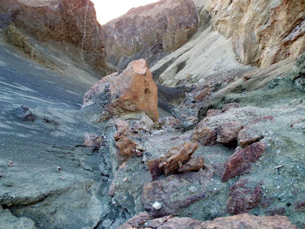 The wash was a total nightmare, so we decided to stay to the left and use the steep gravel slides as much as possible: