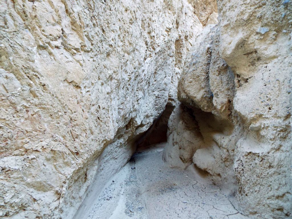 At several bends in the canyon, the walls close up so tight that your clothes get dirty while squeezing through: