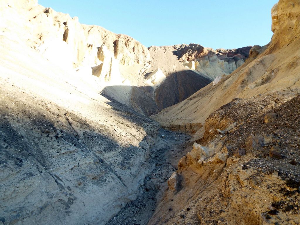 The canyon continued much farther than I was expecting as we entered this enclosed valley with high cliffs: