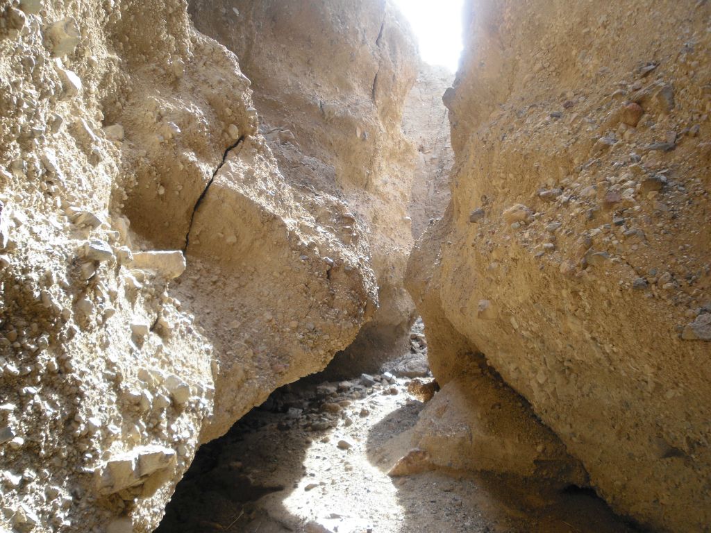 A couple of cuts could be seen in the canyon wall on the left.  Perhaps a section will break off here in the near future and drop into the wash: