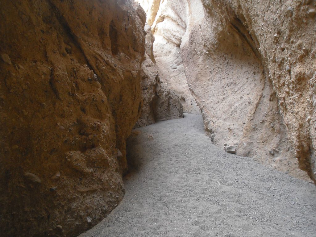 A natural dent in the wall on the right side:
