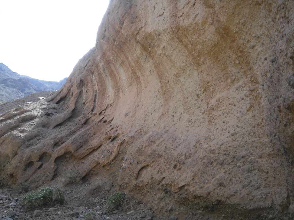 Notice how the right side wall curves up almost like a wave forming: