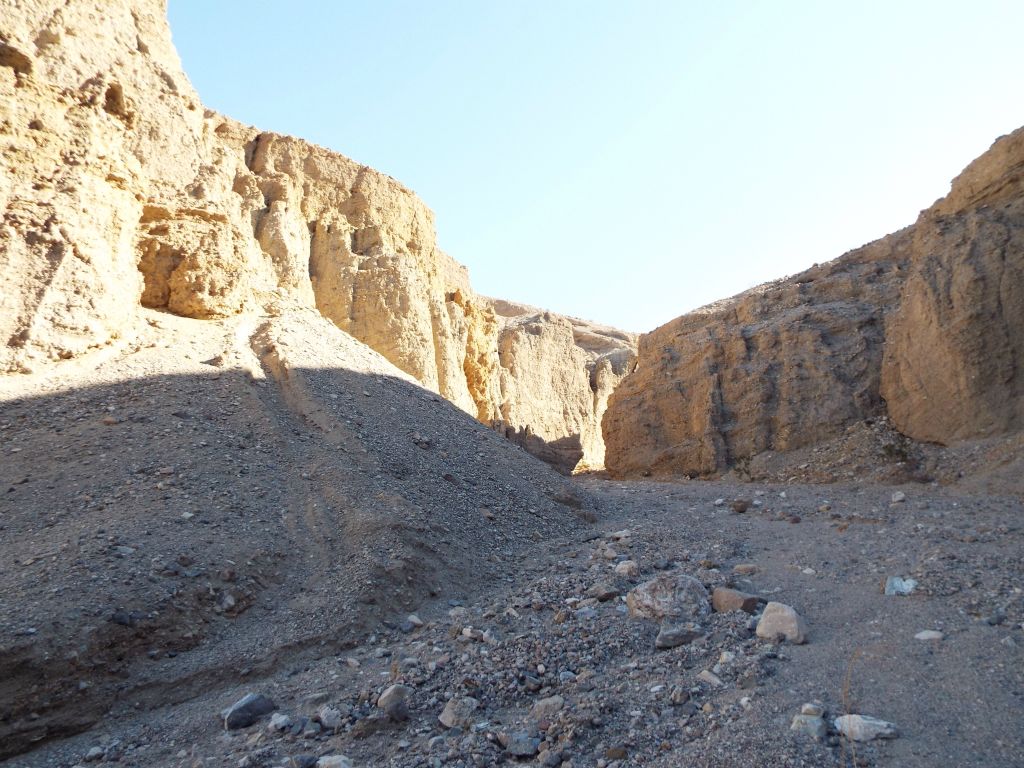 The minor canyon which I entered had shallow walls and stayed mostly narrow: