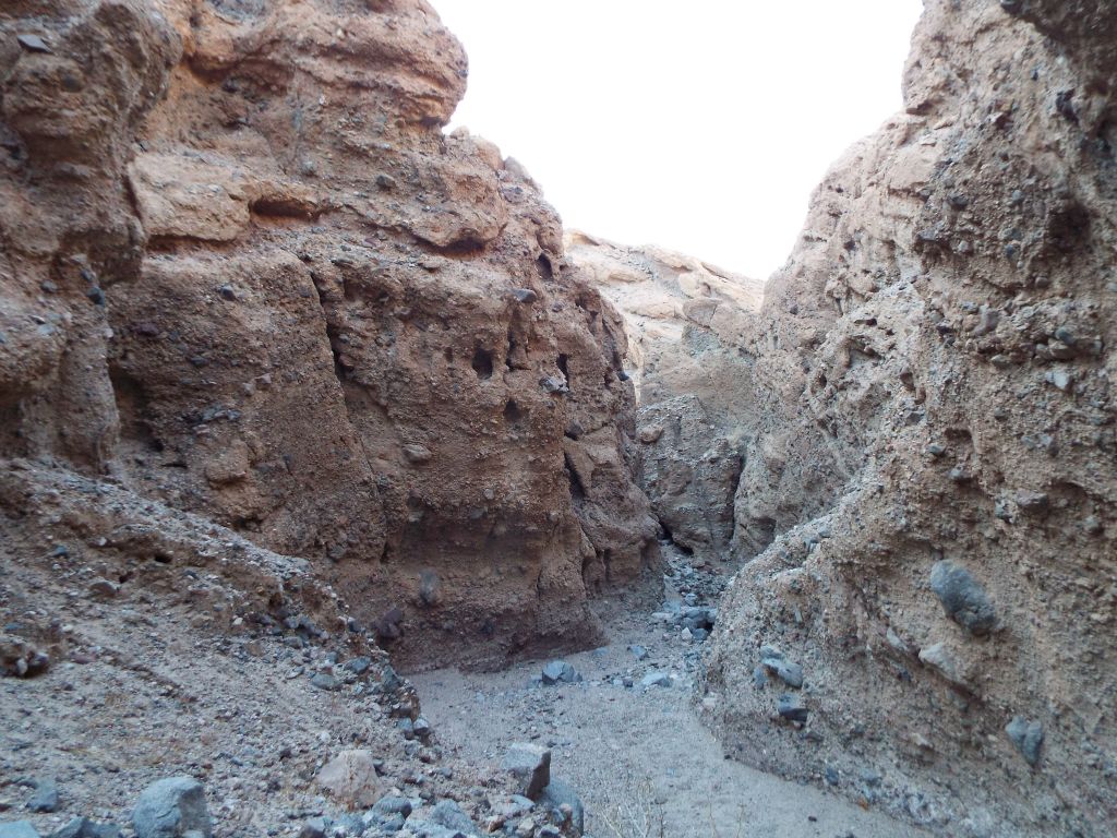 An unusual open area in the midst of the slot: