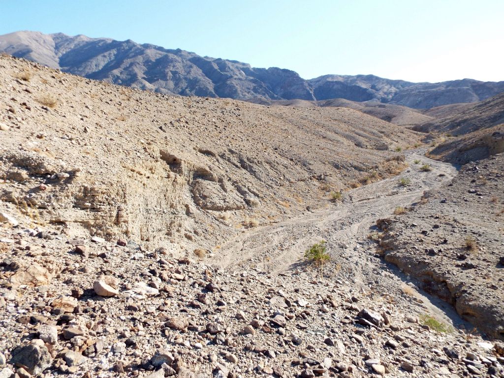 The minor canyon continued below me but I chose to stay above it on the ridgeline: