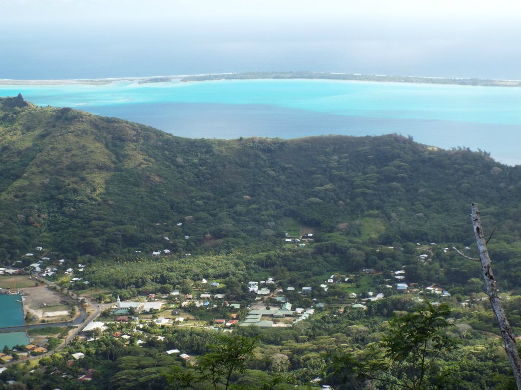 The village of Faanui becomes fully visible far below: