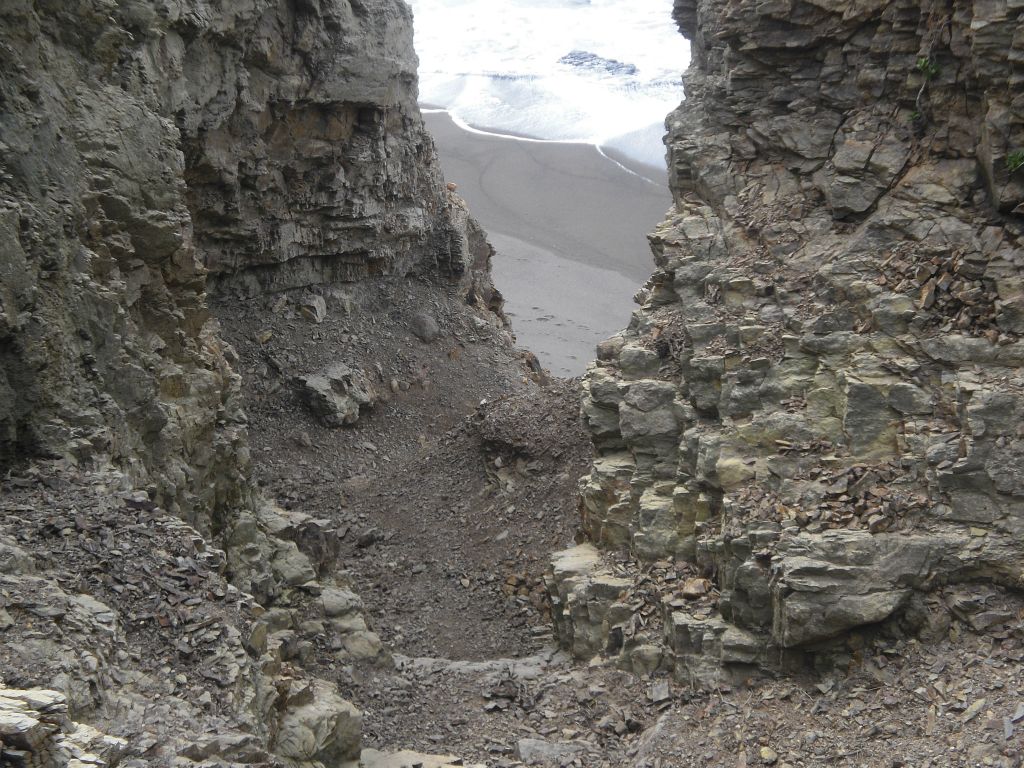Heading down the scrambling route to try to reach the beach.  This route is no longer recommended by the NPS.  Please use safety ropes and equipment if attempting this route:
