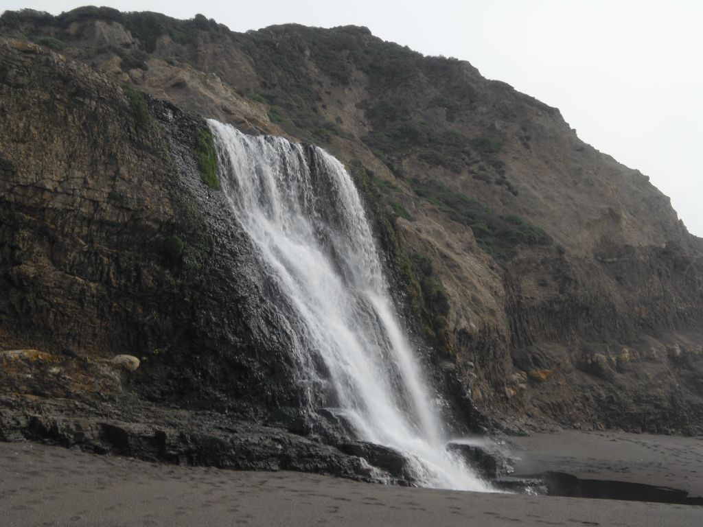 First view of Alamere Falls from the beach: