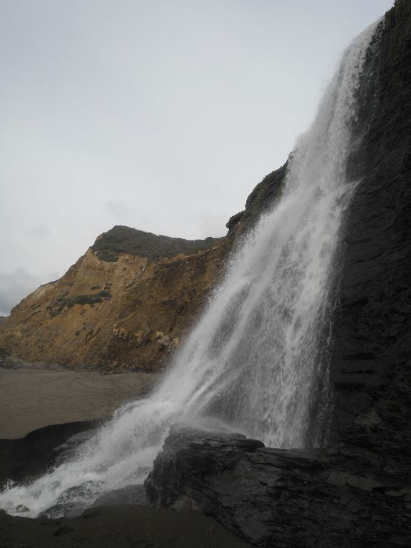 The next three pictures are taken from the right side of the falls: