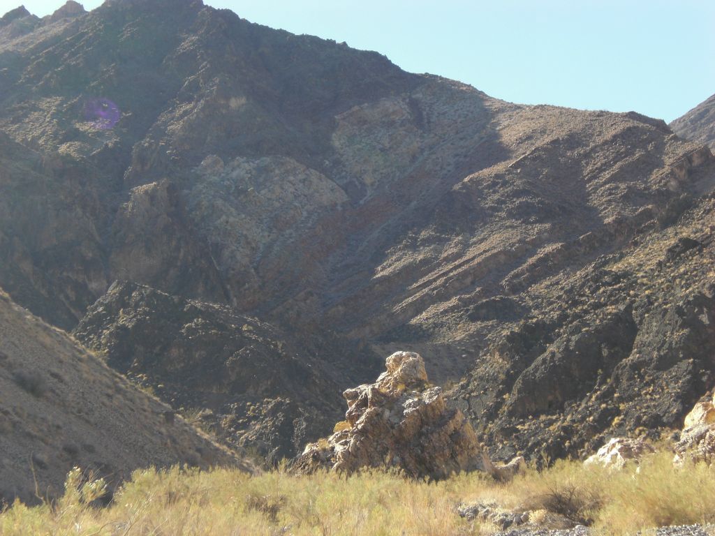 When you spot this rock mound in the middle of the wash, you know you have reached the junction with the Bighorn Gorge Main Side Canyon: