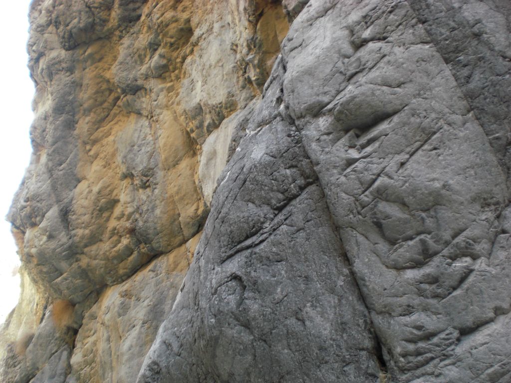 The rock walls were polished with different colors: