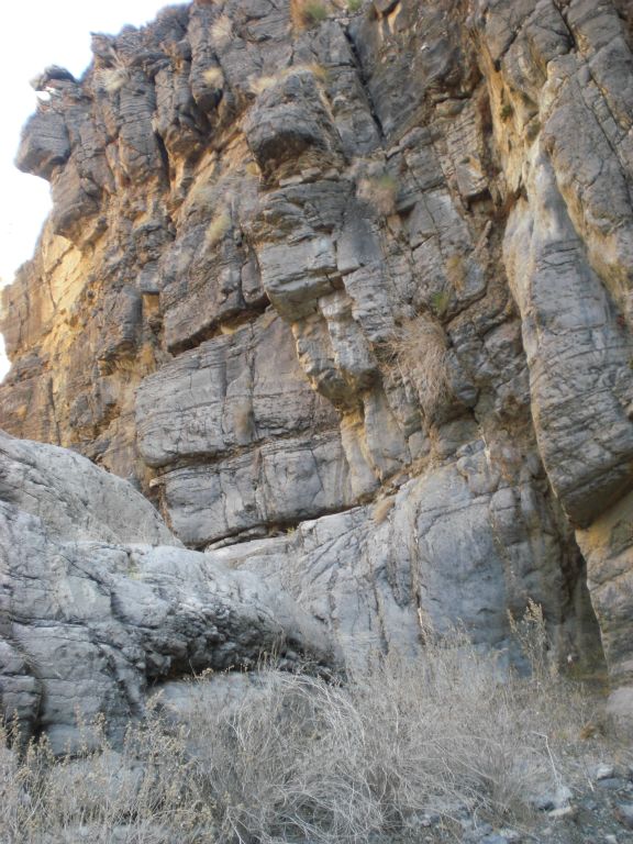 Rocky bulges in the canyon wall hanging over the canyon: