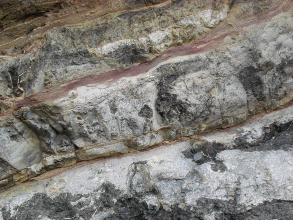 Red colors in a step-like area along the canyon wall:
