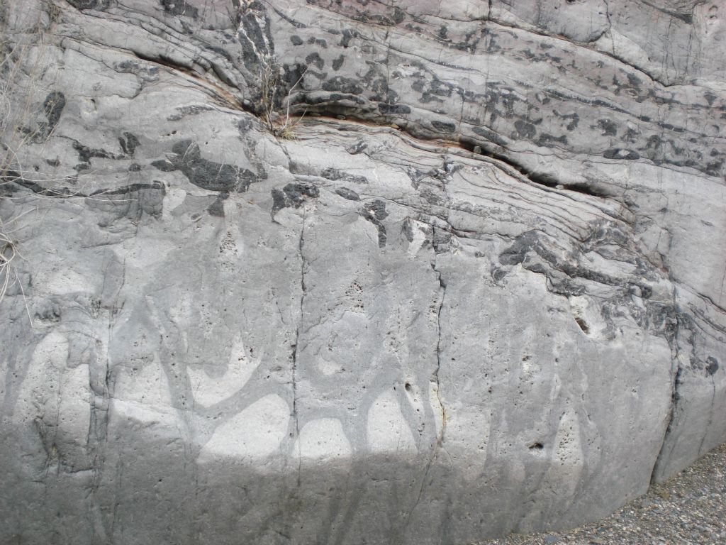 More odd colorful designs on the canyon wall: