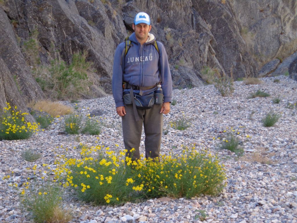 In the midst of the narrows, pretty wildflowers were in bloom: