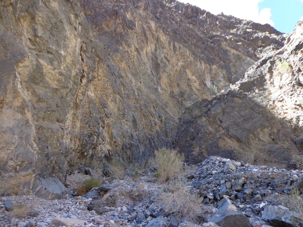 If you look ahead, you can see how the canyon wall on the right side turns and cuts toward the other wall:
