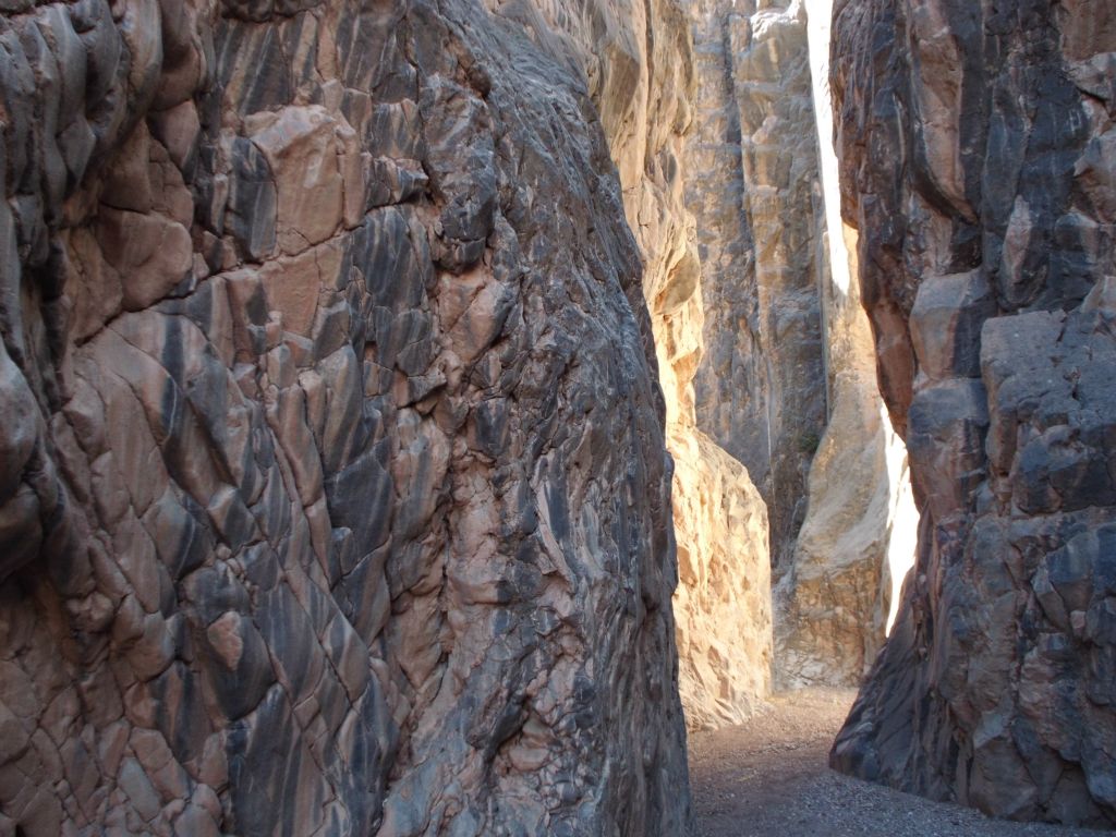 Every time that I see the polished rock with such nice patterns and colors, this area amazes me: