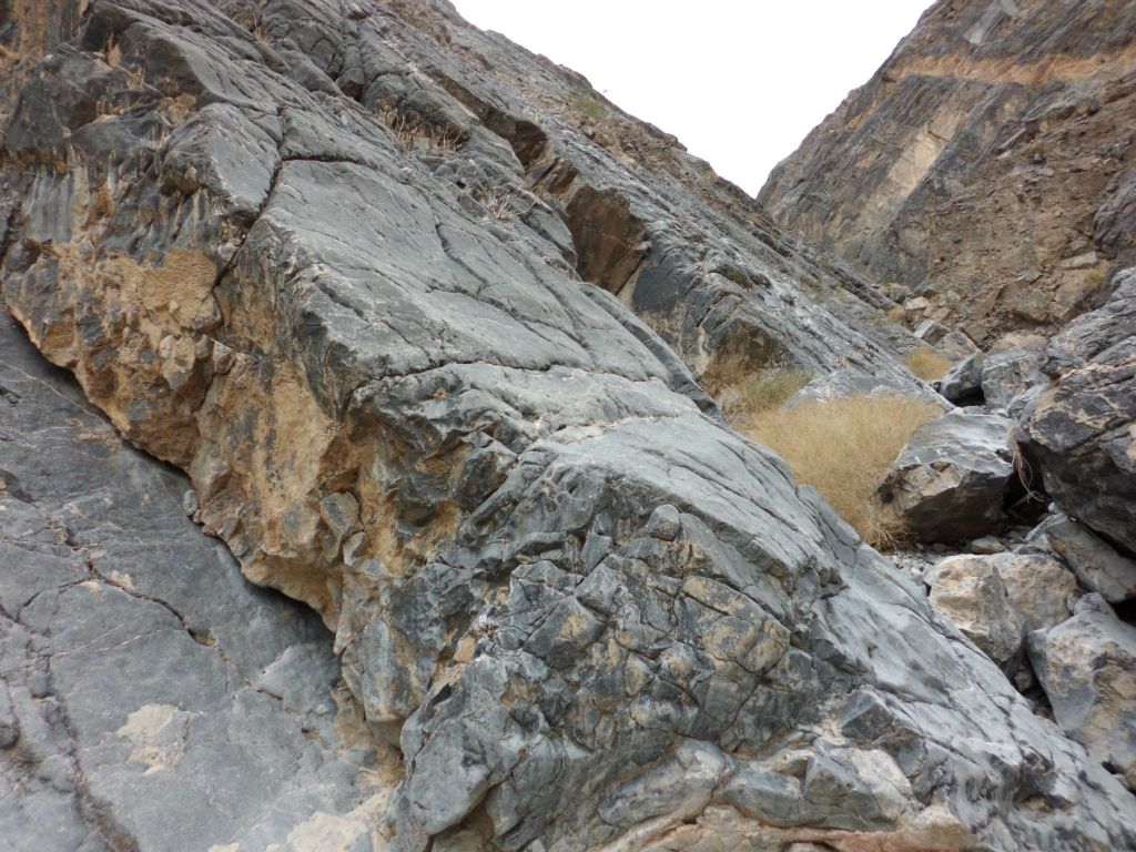 Arriving at the spot where the rock slab reaches all the way down into the bottom of the canyon:
