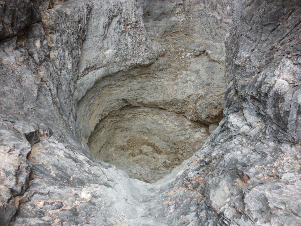 A good angle showing how deep the round pool is at the bottom: