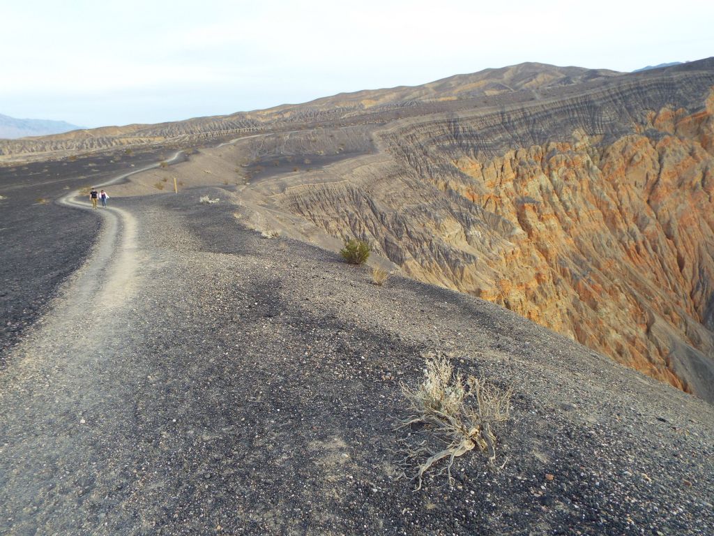 With all of the steep hiking out of the way, the trail along the northern rim is relaxing and enjoyable to walk: