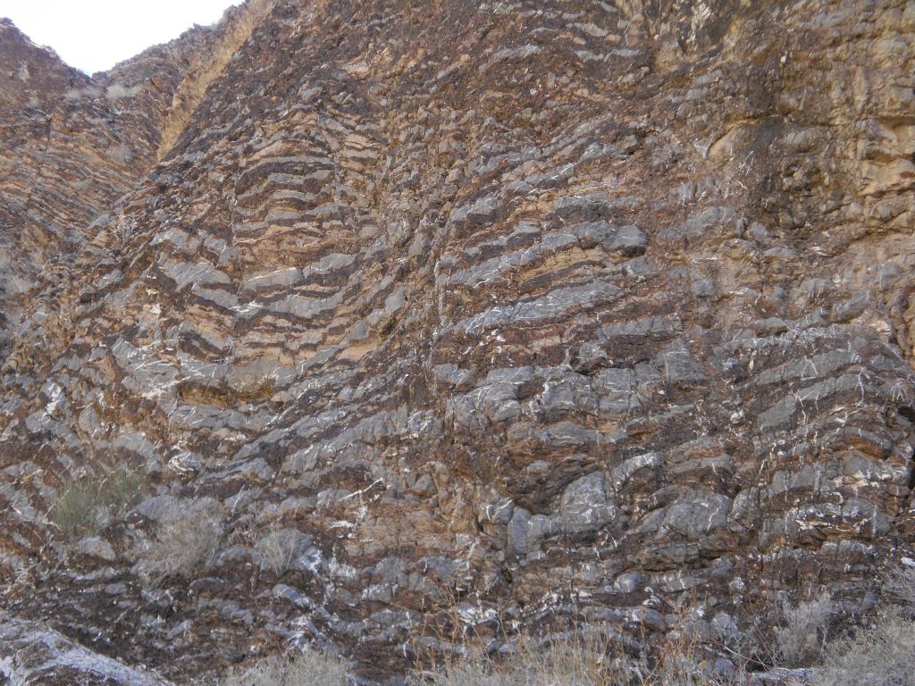 More black bands on display on the canyon wall: