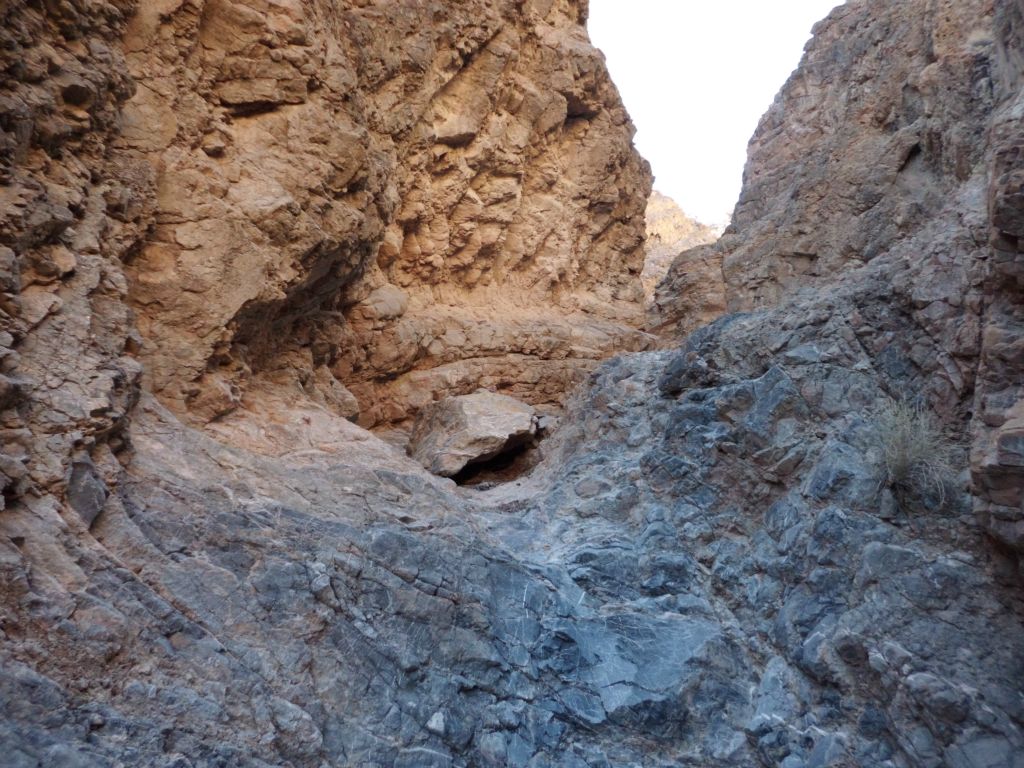 Small easy dry falls as we progressed through this section of narrows: