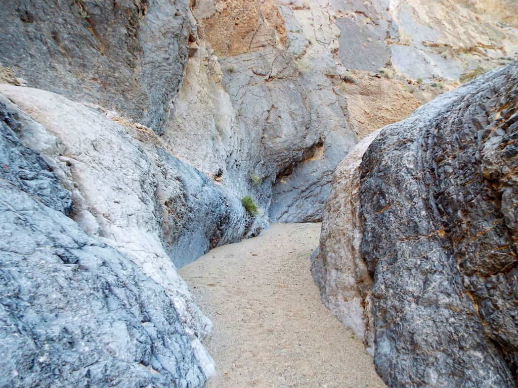 A perfect sandy wash to walk in through this colorful area: