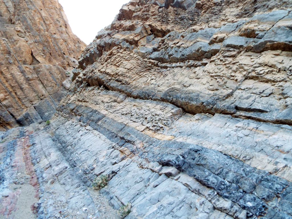 The layers on the right side wall had red, tan, and many different shades of blue: