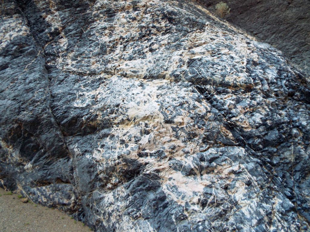 A closer look at the natural white "paint" coloring the blue rock: