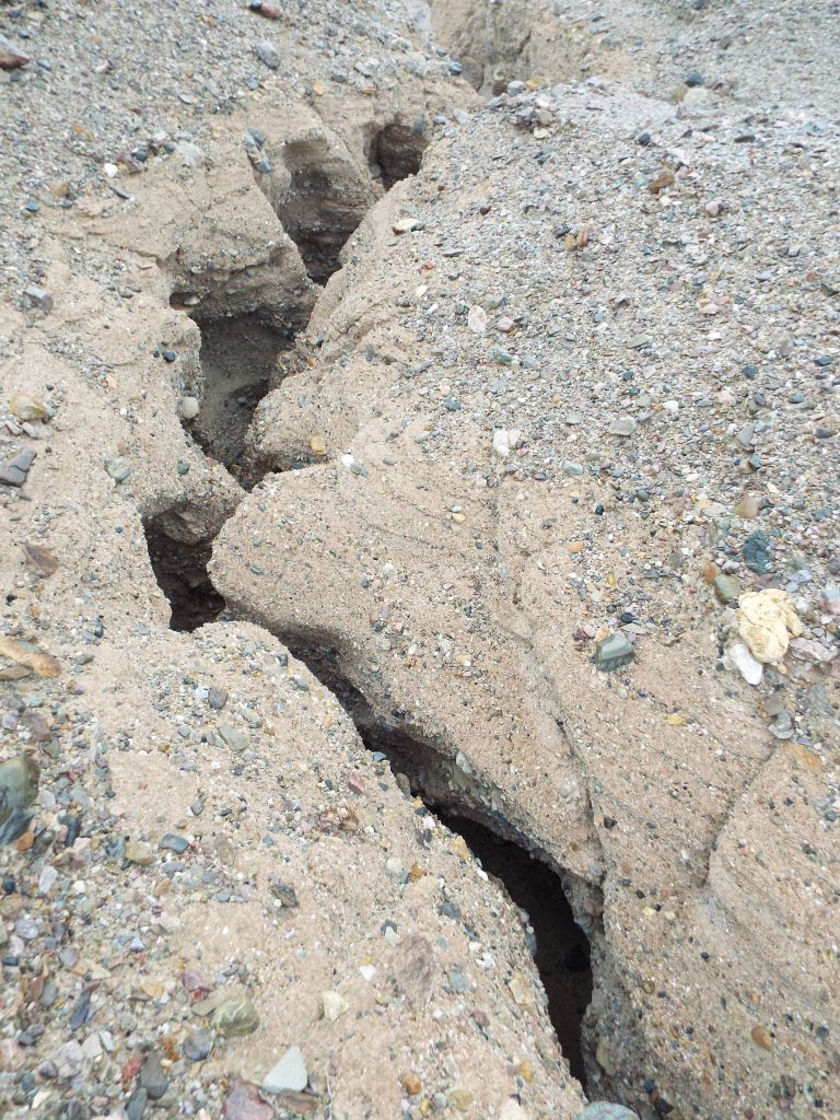 The slot is actually too tight and twisty to see all the way down at some spots along the rim: