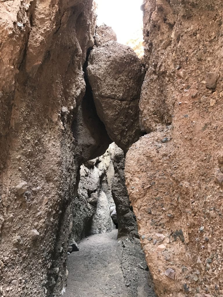 Approaching the large wedged boulders which have fallen into Funeral Slot MSC: