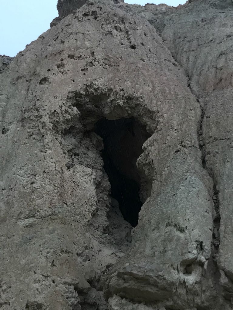 We decided to name this interesting formation Oriel Tunnel, because the shape of the wall which frames the opening looks like a medieval oriel window: