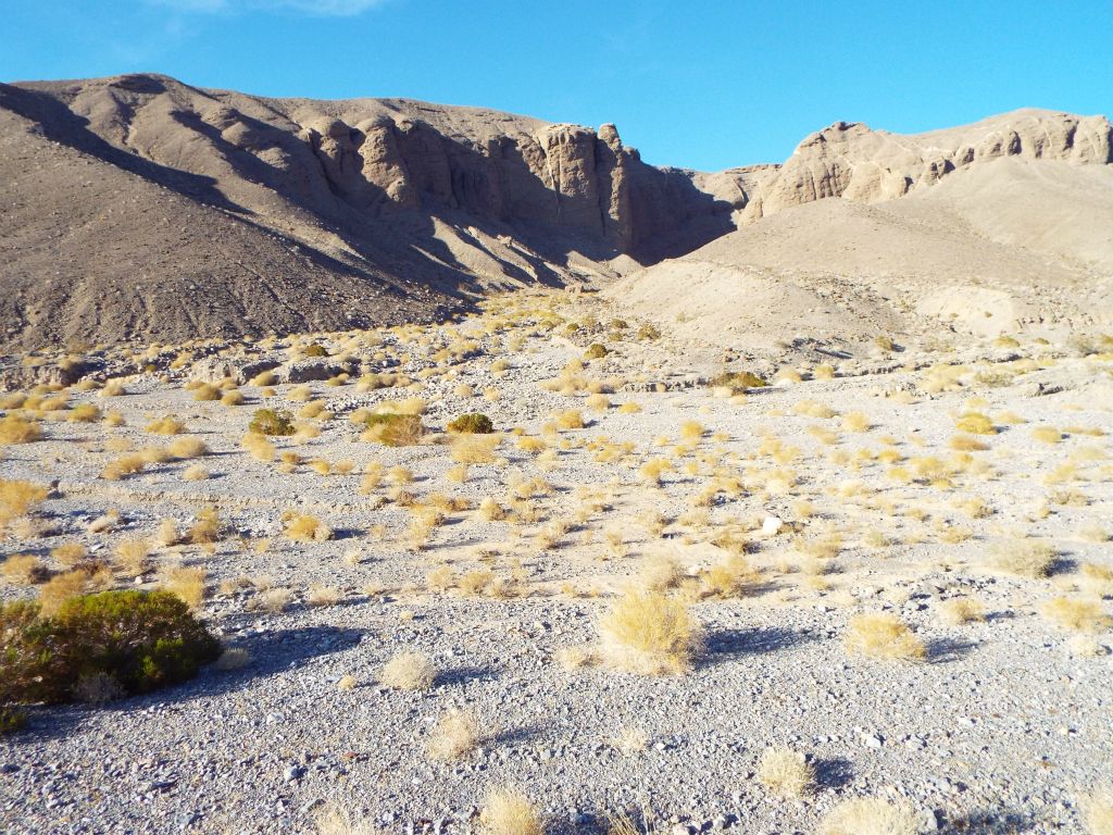 After an easy 10 minute walk on the gravel safely off the highway, you reach the mouth of Mummy Canyon: