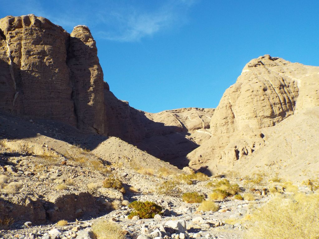 In this wider view, note how the mummy stands guard over the canyon: