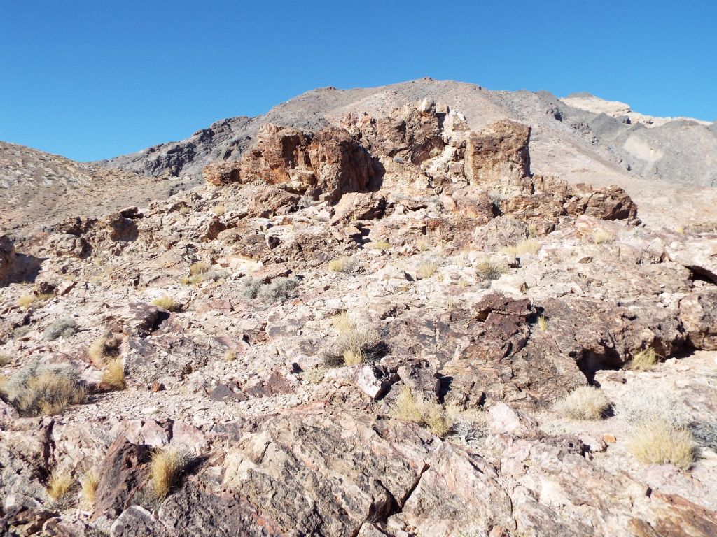 Reaching a small rock outcropping and turning left to head toward the 2nd bump:
