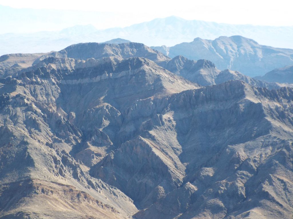 The unnamed peaks across the way continued to capture our attention with their colorful stripes: