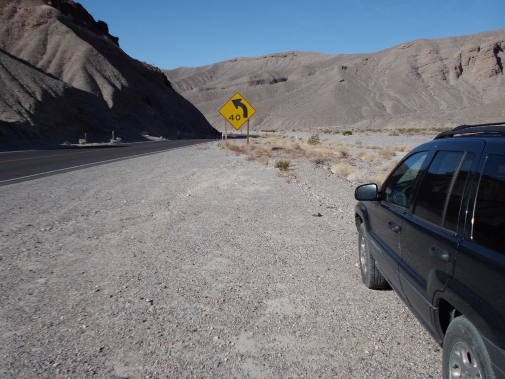 Parking at a major bend in the road along Hwy 190 just inside the eastern entrance to the park: