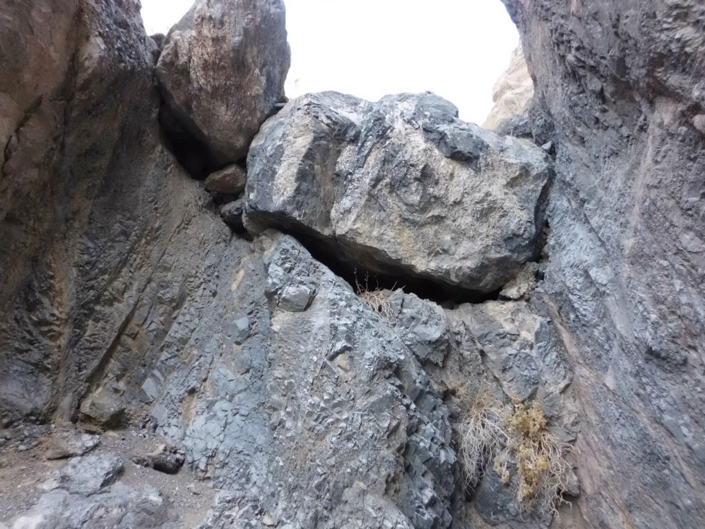 But then we ran into the grand finale of the 1st major obstacle-- a massive wedged boulder dry fall: