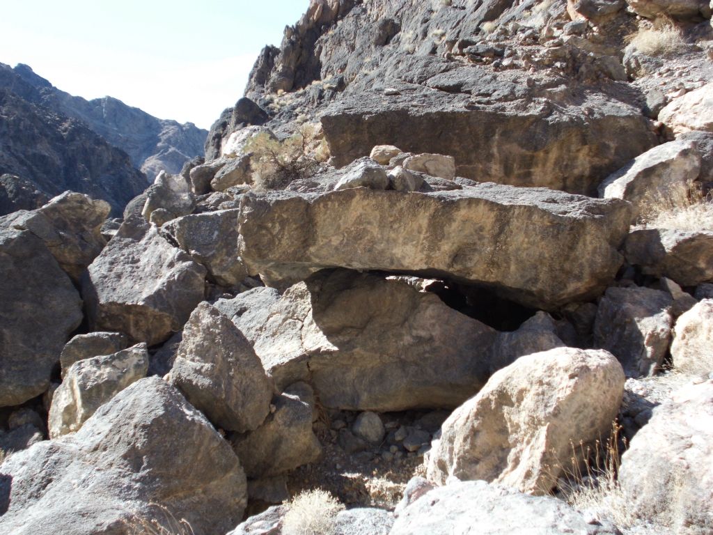 More rockfall in the form of large boulders blocking the wash:
