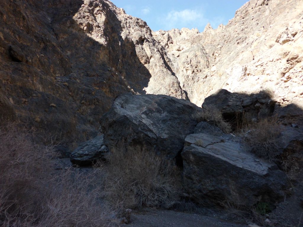 This section of narrows had some boulders to navigate around: