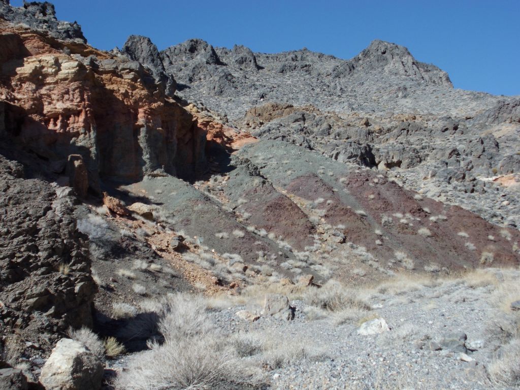 We came across this section of canyon with vivid colors and interesting formations:
