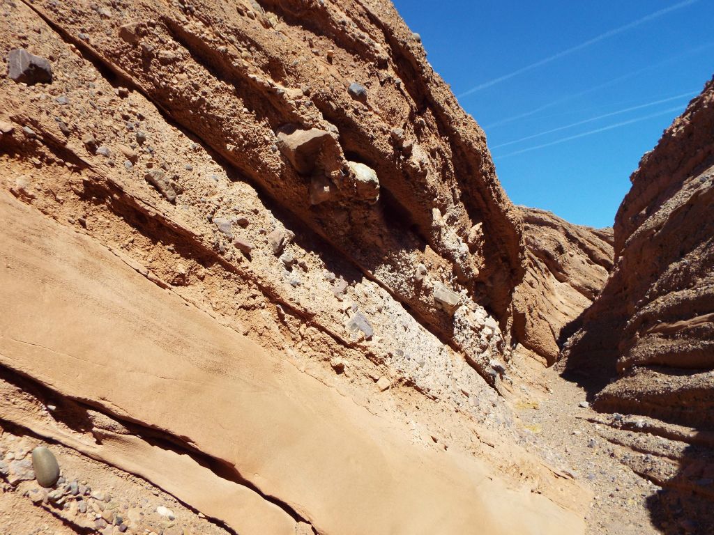 A stunning layer of pure sandstone makes for a beautiful scene in the canyon: