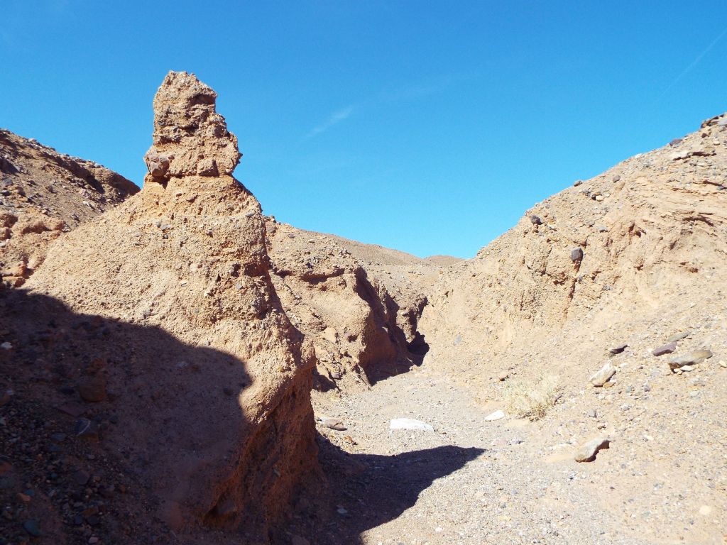 A miniature pinnacle on the left side of the canyon: