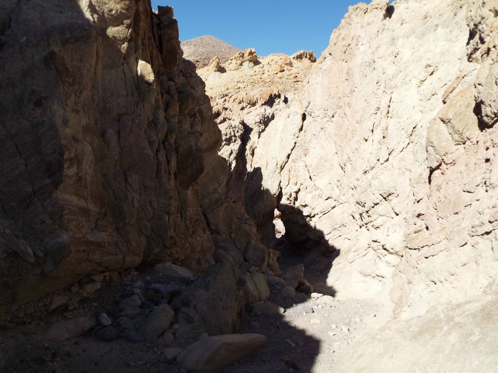 In this view, you can see how the minor natural bridge looks when first seen from a distance: