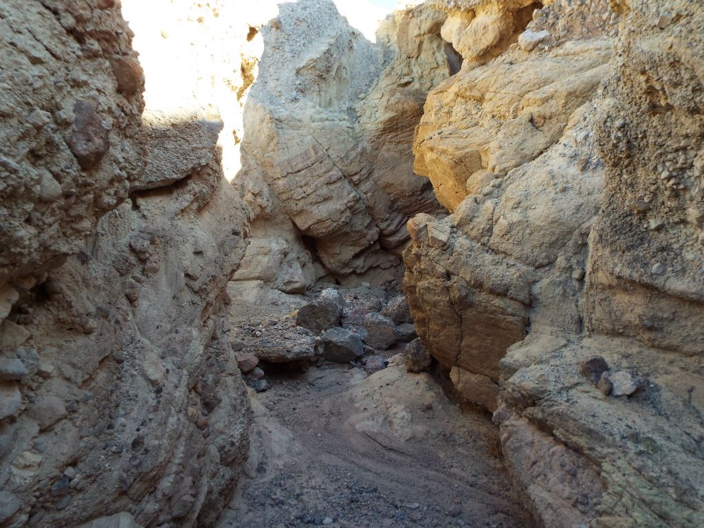 A small wash path winds through the narrows: