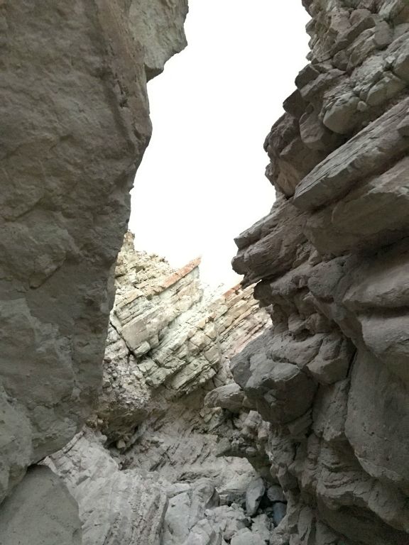 The chaos fork has canyon walls with huge bulges, diagonal lines, and rock shelves all over: