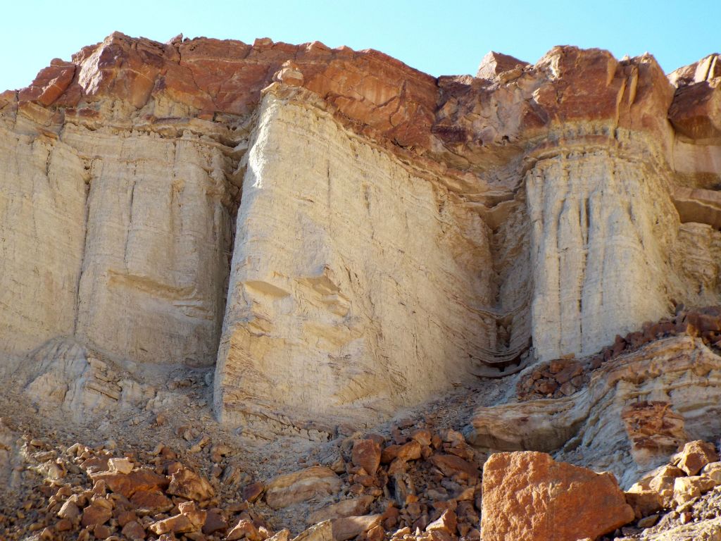 At the end of the fork is an area of impenetrable cliff faces: