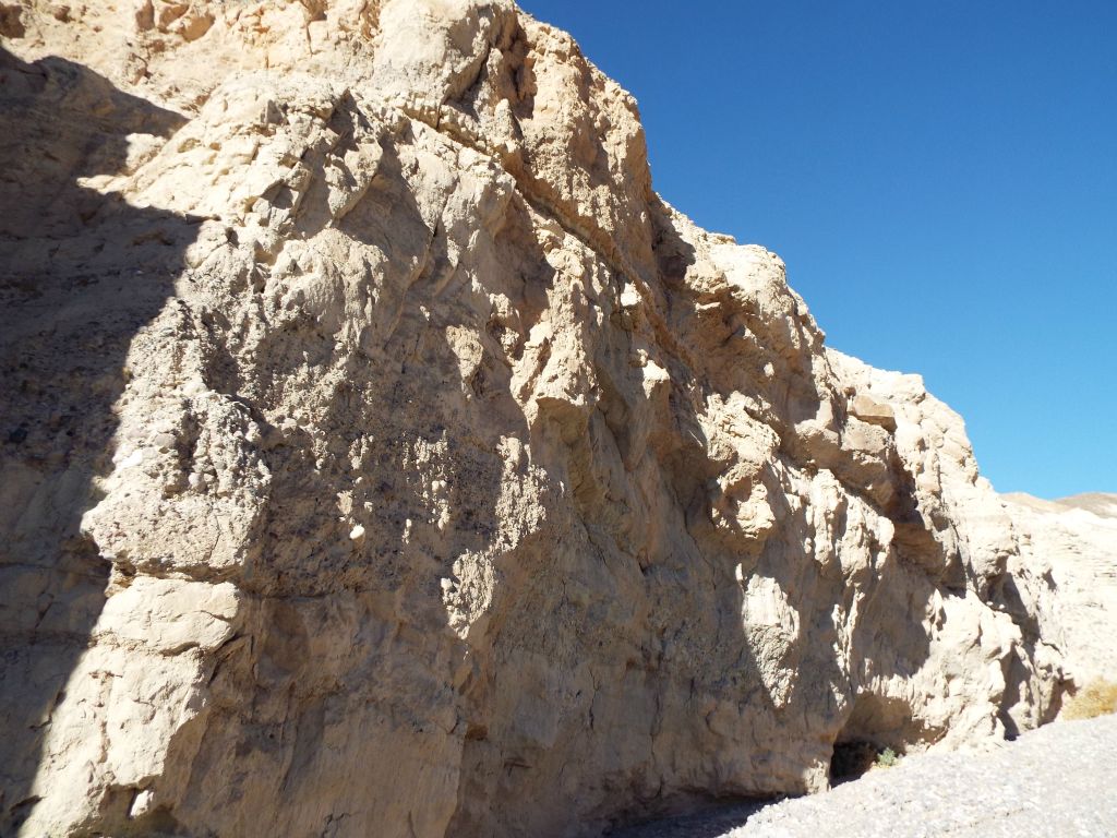 A closer look at the conglomerate texture of the face of the cliffs: