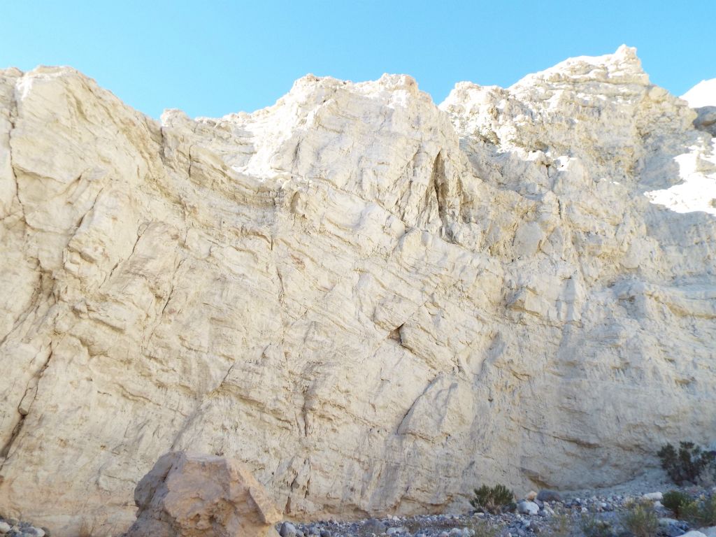 Completely enclosed in the canyon by high white walls on both sides: