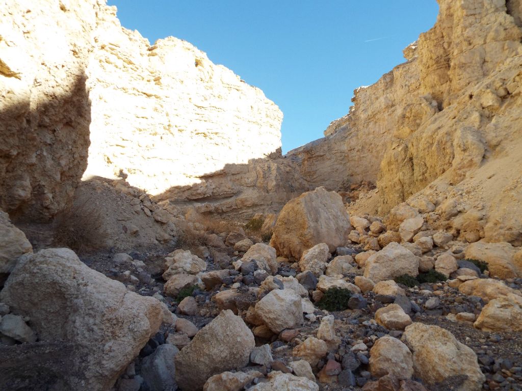 The presence of a large amount of fallen boulders in the wash made things slightly more challenging: